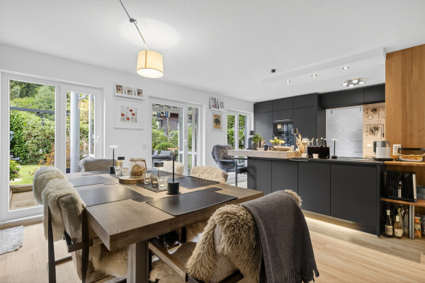 Essbereich mit Blick in Küche