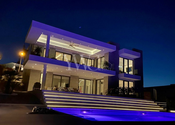 X-mallorca-santa-ponsa-luxus-villa-abend