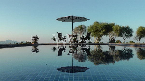 x-mallorca-norden-santa-margalida-finca-landsitz-pool-brunnen-meerblick-ansicht-poollandschaft