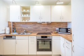 Küche mit Backofen und Geschirrspüler