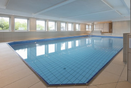 Modernes Schwimmbad
