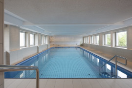 Modernes Schwimmbad