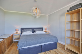 Schlafzimmer mit Doppelbett
