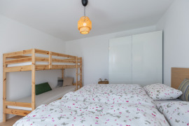 Schlafzimmer mit Doppel- und Etagenbett