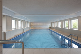Modernes Schwimmbad