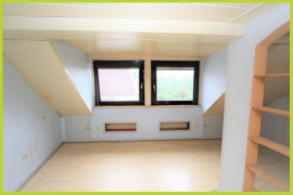 Zimmer mit Gaube Dach