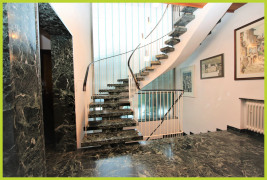 luxuriöse Treppe im Eingangsbereich