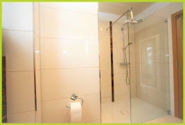 Badezimmer mit bodentiefer XL-Dusche