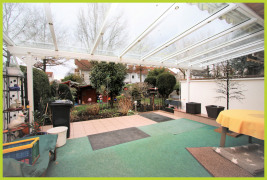 große überdachte Terrasse