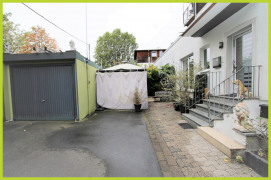 Wohnungseingang und PKW-Außenstellplatz oder Terrasse