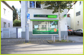 Außenansicht mit großem Schaufenster