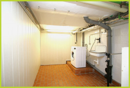 Kellerraum mit Waschmaschine 