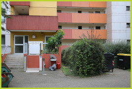 Eingang mit Rollstuhlrampe