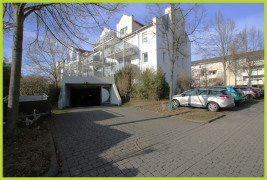 Hausansicht hinten mit Zufahrt Tiefgarage