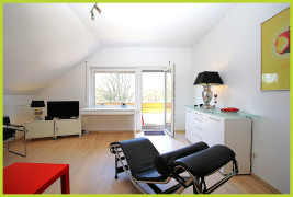 Wohnzimmer mit Blick ins Grüne