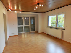 Wohnzimmer mit Bodenfenstern