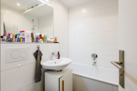 Modernes Bad mit Wanne
