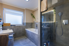 Masterbad mit Dusche und Wanne