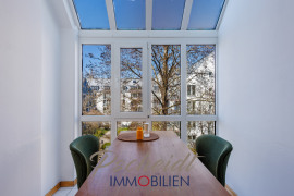 Küche mit Blick in den Gartenhof