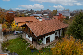 Hausansicht mit Garten