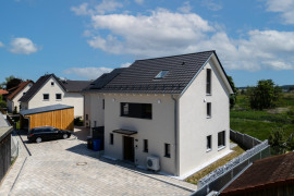 Hauseingang mit Stellplätzen