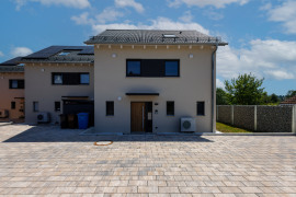 Hauseingang mit Stellplätzen