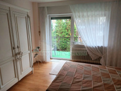 Schlafzimmer mit Zugang zum Balkon