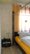 Schlafbereich mit "Bruchstein" Wand