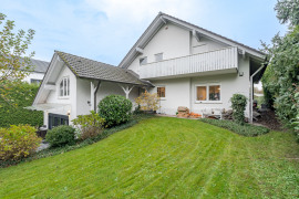 Außenansicht mit weitläufigem Garten