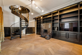  Wohnbereich mit Kamin im Obergeschoss