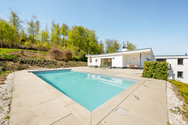 Außenansicht mit Pool