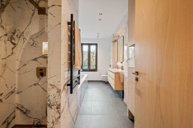 Tageslicht Badezimmer im Obergeschoss mit Wanne und Dusche