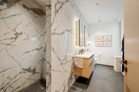 Badezimmer im Untergeschoss