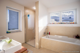 Badezimmer 1 - En Suite (1.OG)