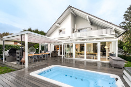 Terrasse mit Outdoor-Pool