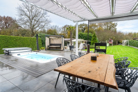 Terrasse mit Outdoor-Pool