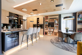 Offene Küche mit Weinkühlschrank