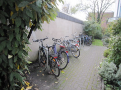 Fahrradstand vor dem Haus