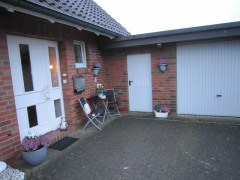 Hauseingang mit Garage