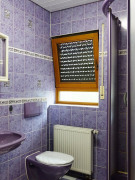 Badezimmer mit Dusche im EG