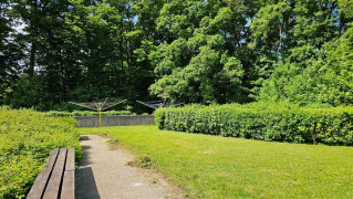 Gemeinschaftsgarten mit praktischer Wäschespinne