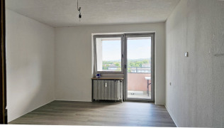 Das Elternschlafzimmer mit Tür zum Balkon