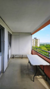 Großer Balkon mit integriertem Stauraum