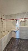Das Badezimmer mit Badewanne