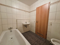 Badewanne, Dusche und WC im 1. Stock