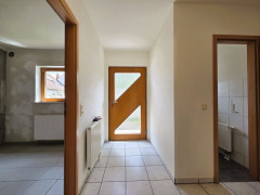 Separater Eingangsbereich mit Tür zu Wohnzimmer, Küche und WC