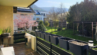  Der L-förmige Balkon lädt zum Entspannen und Verweilen ein