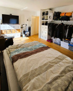 Das Schlafzimmer mit großzügigem Schnitt, bietet genügend Platz