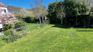 Ihr eigener Gartenanteil – zum Entspannen oder für Gartenfreunde, dazu ein praktischer, überdachter Fahrradstellplatz