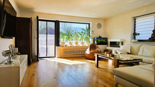 Das Wohnzimmer mit großzügigem Panoramafenster bietet viele Möglichkeiten...
